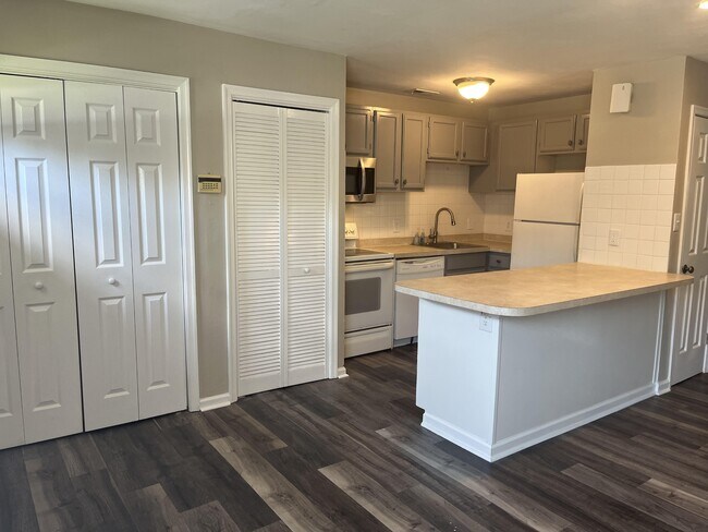 Foto del edificio - 3434 Clover Rd E