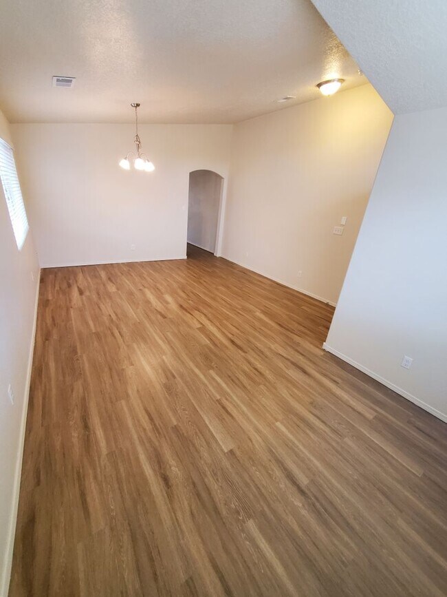 Building Photo - 3 bed 2 bath 1800 sq ft in Huning Ranch! 1/2 OFF 1st MONTHS RENT!