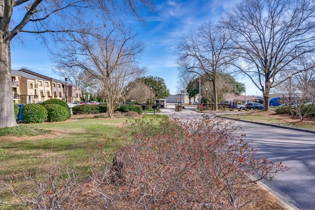 Building Photo - Welcome Home - Spacious Apartment with Mod...