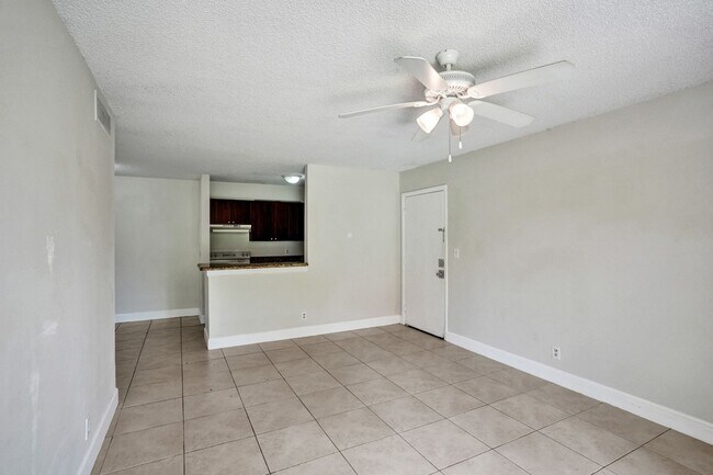 Foto del edificio - Updated 2 Bed, 2 Bath 1st Floor Condo with Garden Views in Lakes of Jacaranda, Plantation