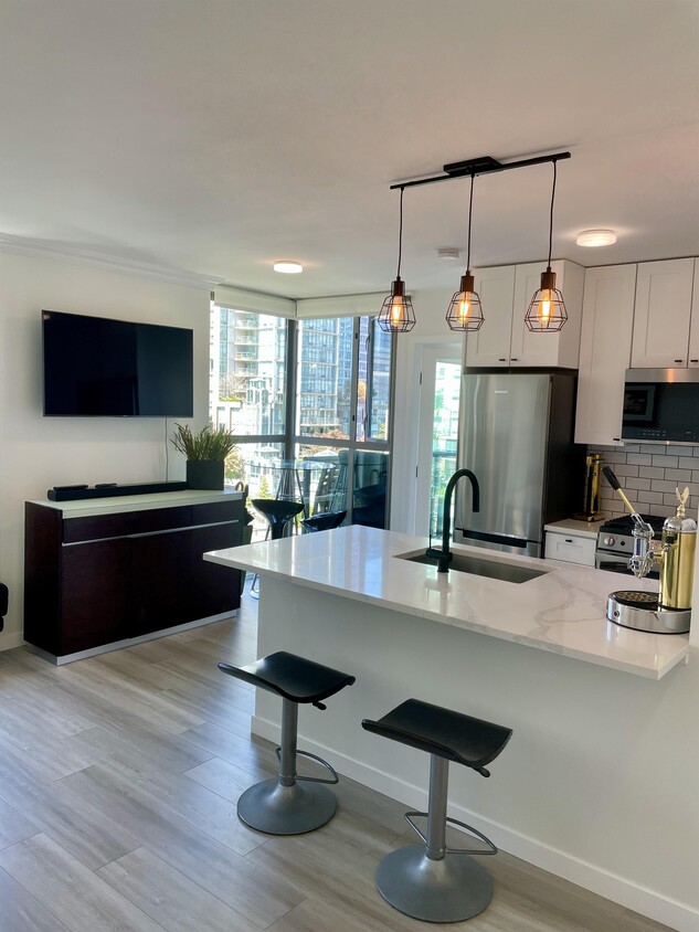 Primary Photo - 928-1928 Richards St