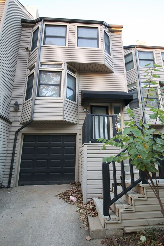 Primary Photo - 2 Bedroom, 2.5 Bath Walking Distance From ...