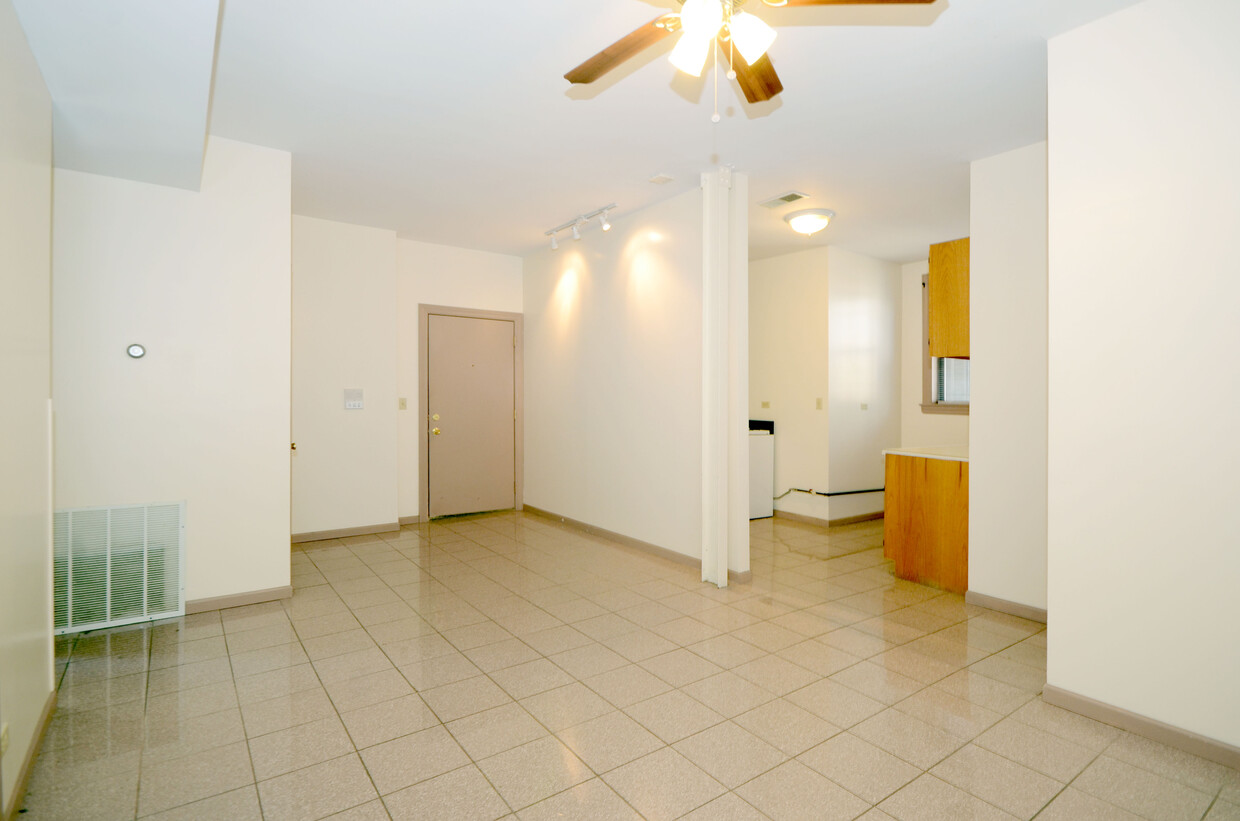 LIVING ROOM / KITCHEN - 952 W Windsor Ave