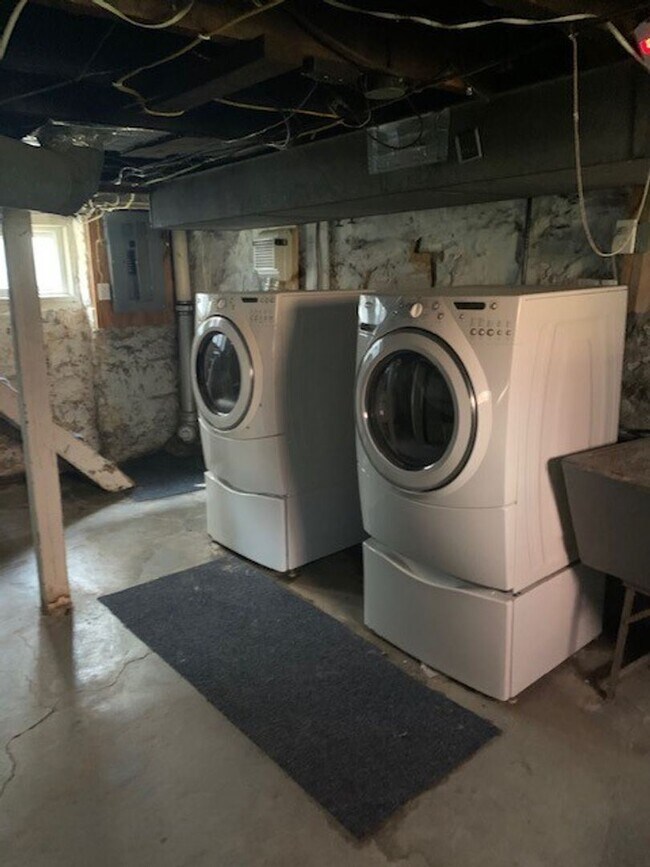 Foto del edificio - 3 br, 2 bath House - 63 Wengler Ave