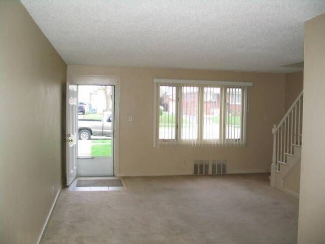 Building Photo - 931 N Raynor Ave