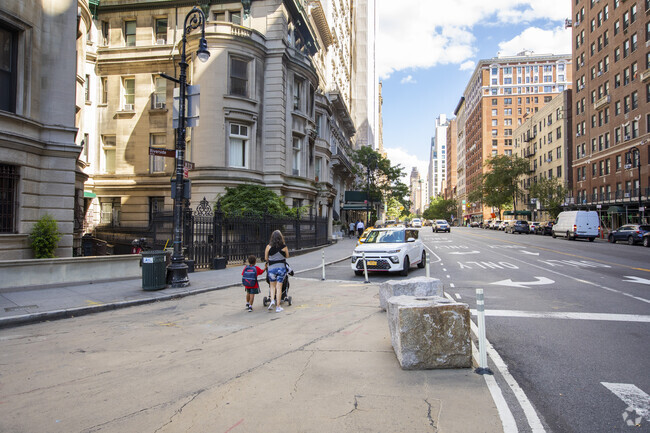 Building Photo - 305 W 72nd St