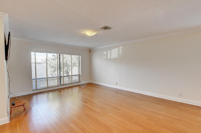 Building Photo - 17768 Maplewood Dr