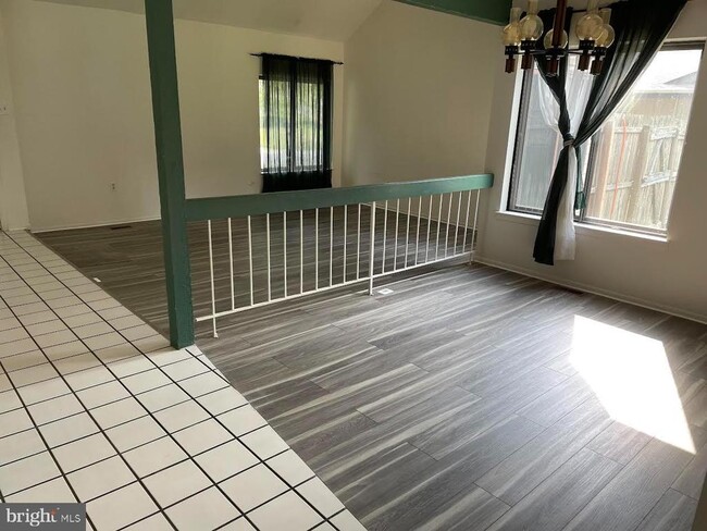 Foto del edificio - 9129 Tulip Grove Rd