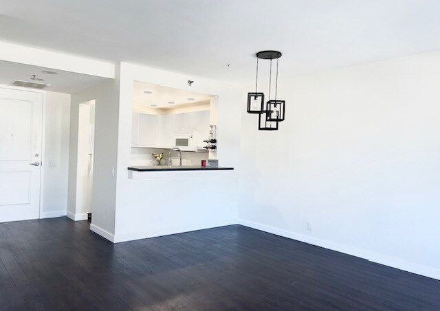 Kitchen/dining area - 525 E Seaside Way