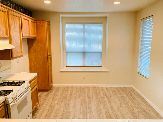 Kitchen - 374 Coventry Cir