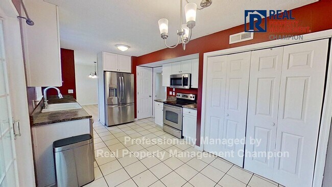 Building Photo - Spacious 3 BD/2.5 BA with Bonus Room on La...
