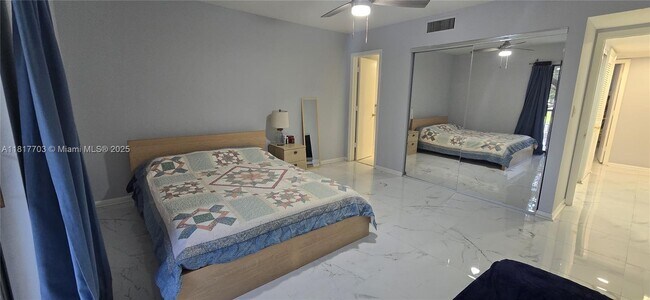 Foto del edificio - 200 Jacaranda Country Club Dr