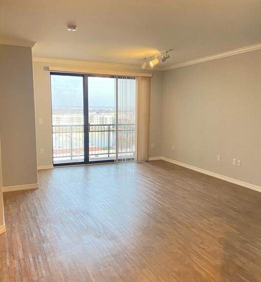 Building Photo - 330 Las Colinas