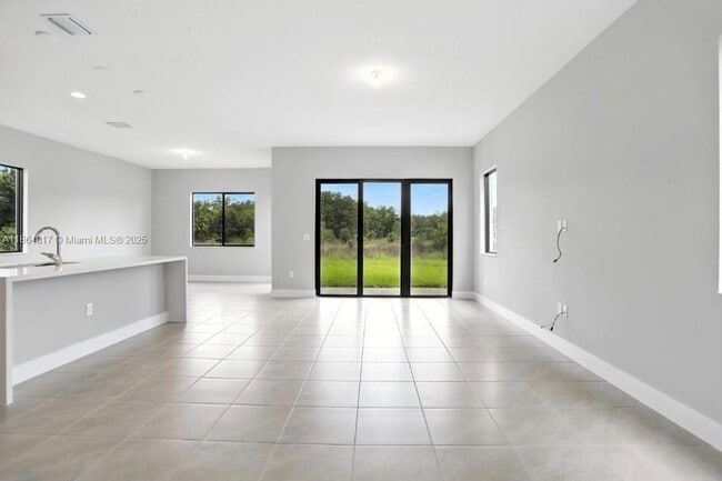 Foto del edificio - 5645 Agostino Way