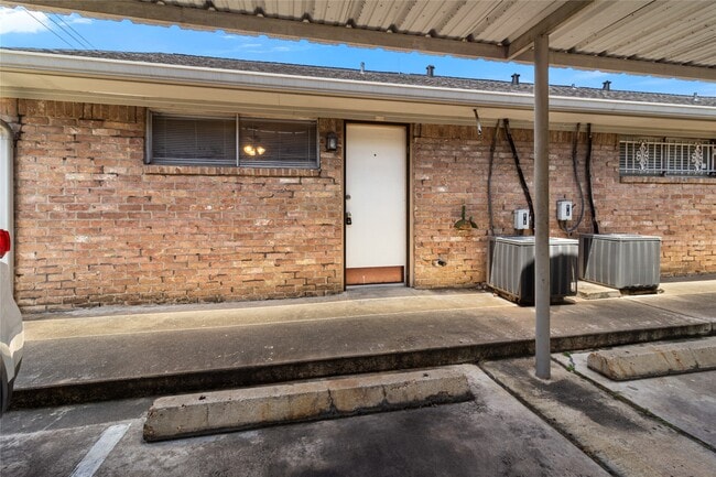 Building Photo - 1016 E Tri Oaks Ln