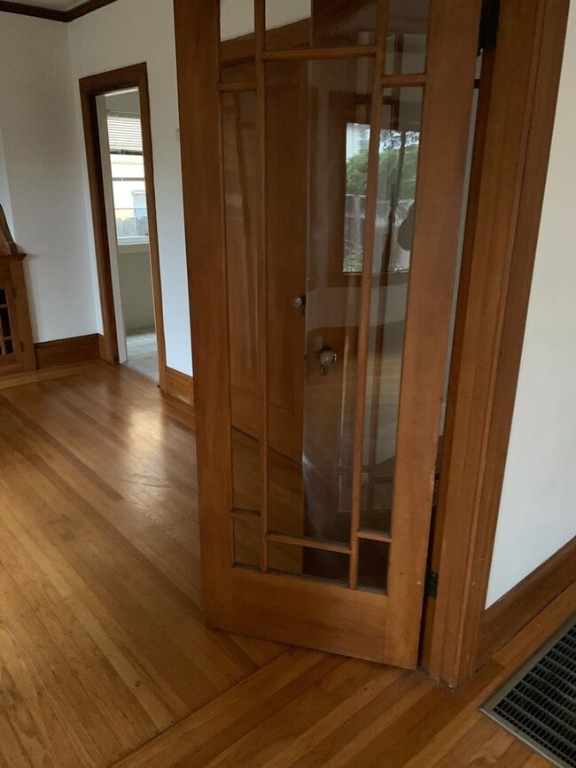 Building Photo - Welcome To Your New Home In The Heart Of O...