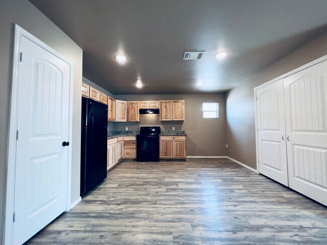 Foto del edificio - MOVE-IN SPECIAL: Cozy 3/2/1 in Northeast L...