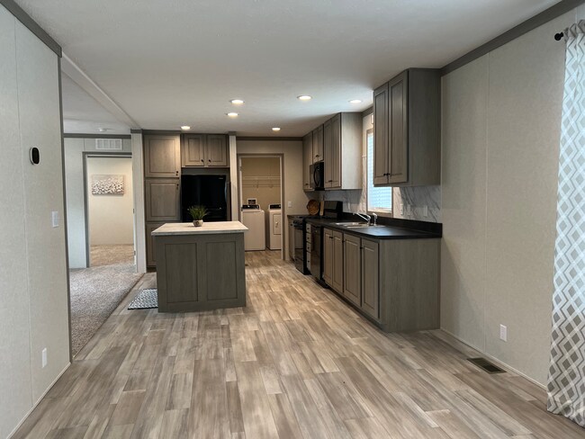 Foto del edificio - 5154 Rhine Dr