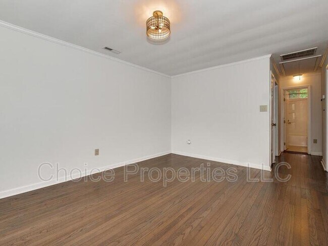 Foto del edificio - 5113 Valley Stream Rd