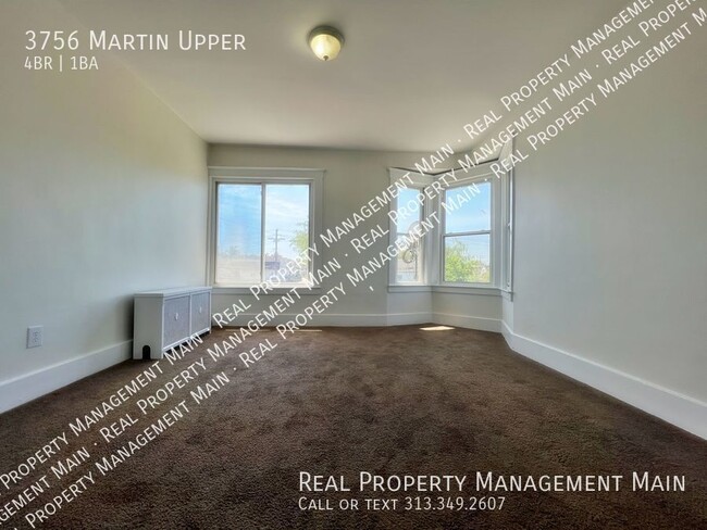 Building Photo - Martin St. 4 Bedroom