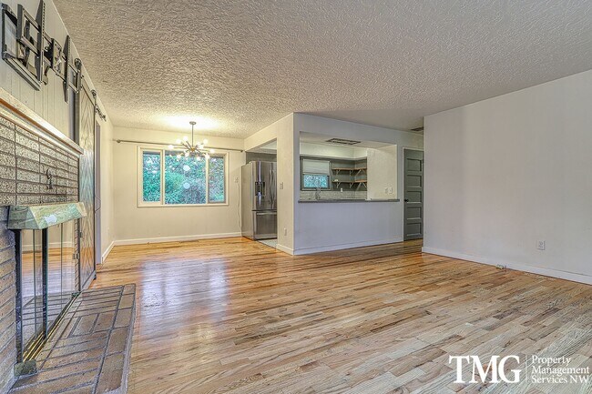 Foto del edificio - Large Pet Friendly Ranch Style Home w/ 4 B...