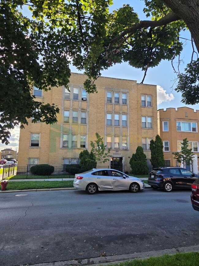 Building Photo - Bright & Spacious 2-Bedroom with Modern Up...