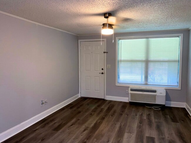 Building Photo - Cozy Studio with Screened Porch