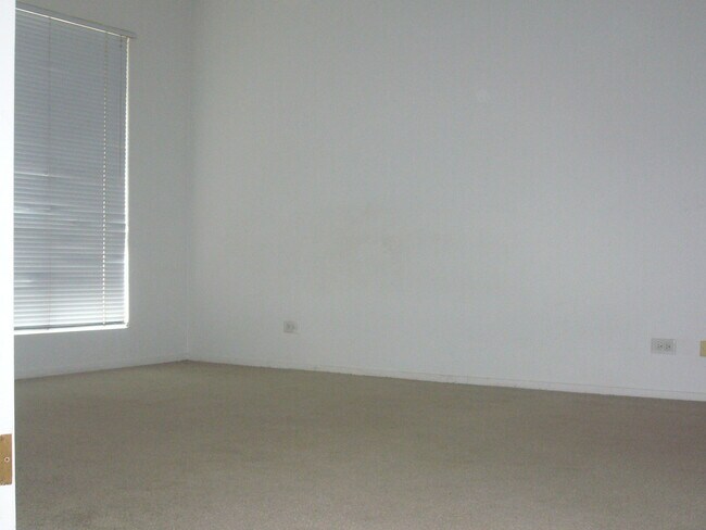 Building Photo - Palm Court Townhouse - upstairs unit. 2 be...