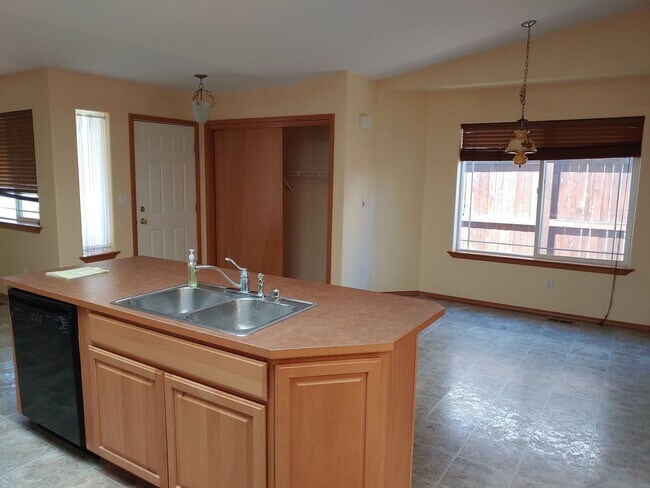 Foto del edificio - Quiet Neighborhood 55+Community-front landscaping included