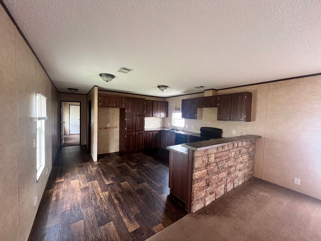 Foto principal - 3 Bedroom / 2 Bathroom Home – Utilities No...