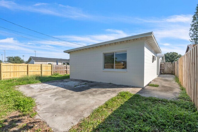 Building Photo - Available NOW