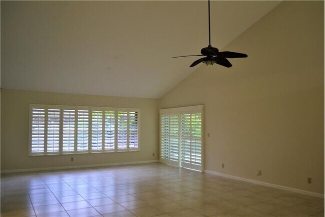 Building Photo - 109 Palomino Dr