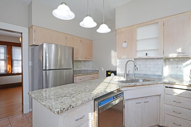 Building Photo - 814 Grand Ave