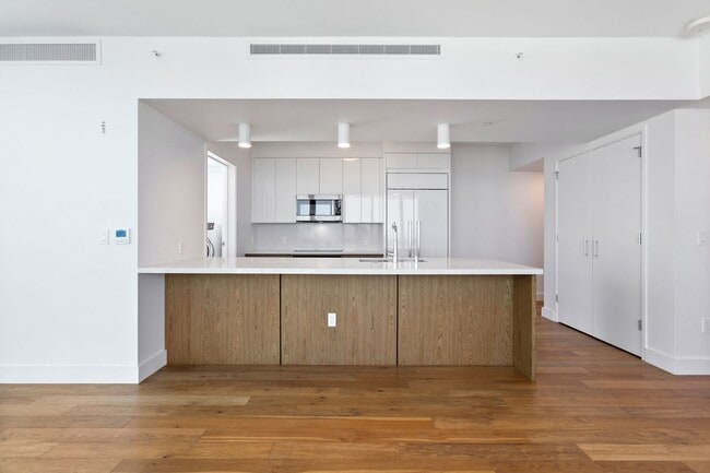 Building Photo - Stunning 3BD/3BA/2PRKG Residence at Azure Ala Moana