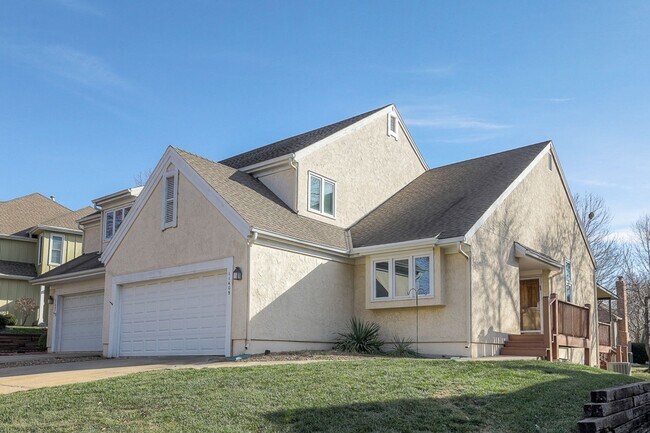 Foto del edificio - {11409} Updated Duplex in Fantastic Location + Two Car Garage + Main Level Master + Covered Deck