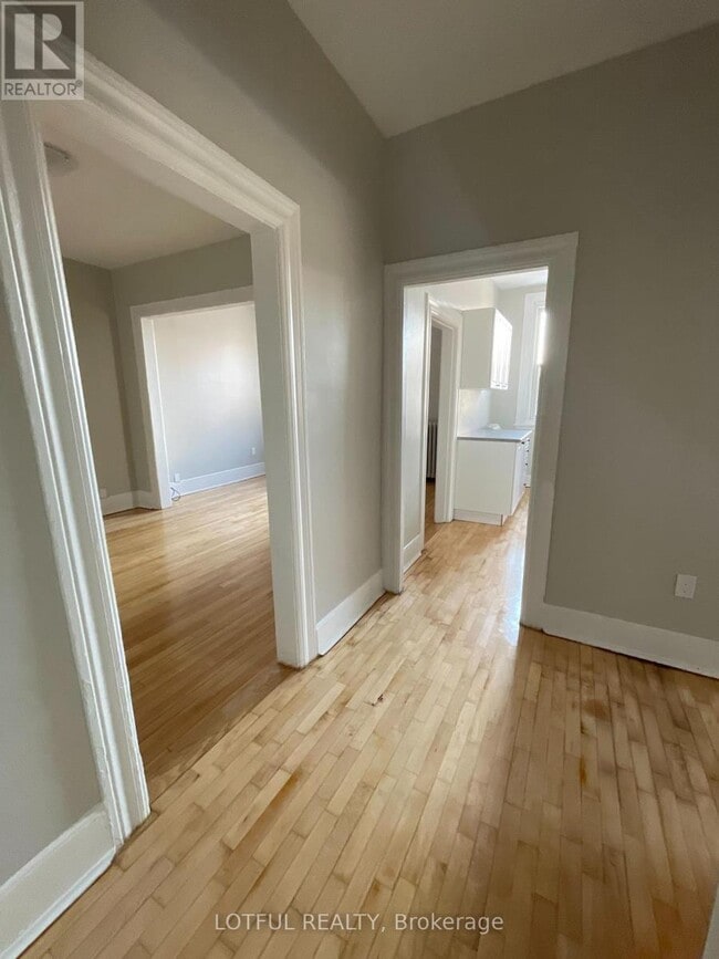 Photo du bâtiment - 6 Russell St E