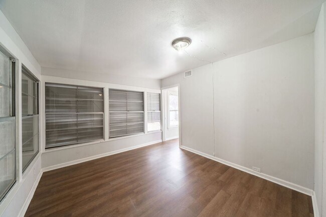 Foto del edificio - LAWN CARE INCLUDED! Updated 3-Bedroom Home with Detached Garage & Fenced Yard