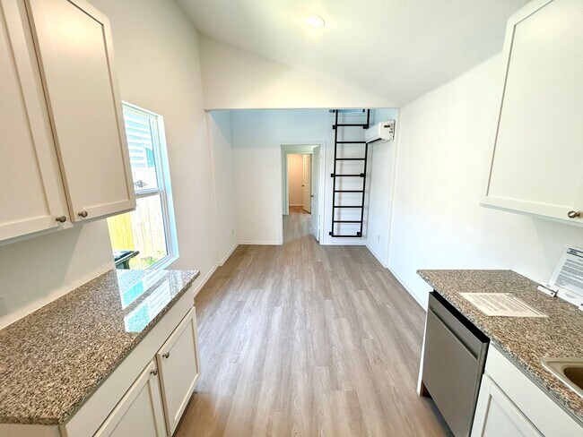 Building Photo - **APPLICATION RECEIVED** Available Now! 1 ...