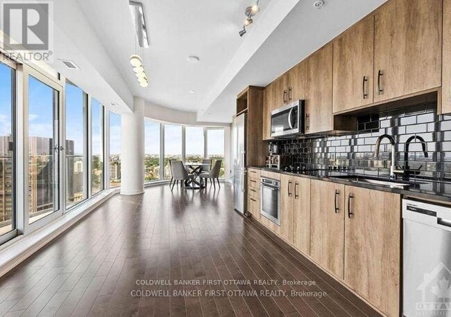 Building Photo - 805 Carling Ave