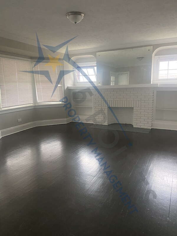 Foto principal - 983 E 128th St