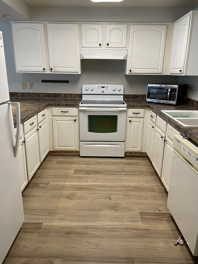 LVP flooring throughout - 13216 NE Salmon Creek Ave