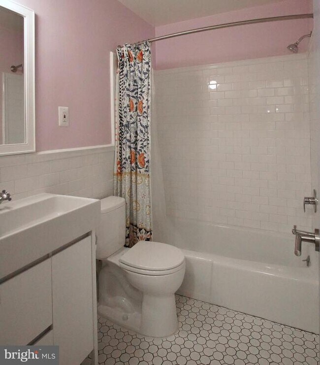 Foto del edificio - 10607 Montrose Ave