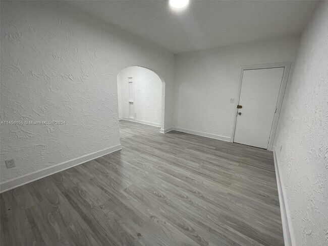 Building Photo - 935 Catalonia Ave