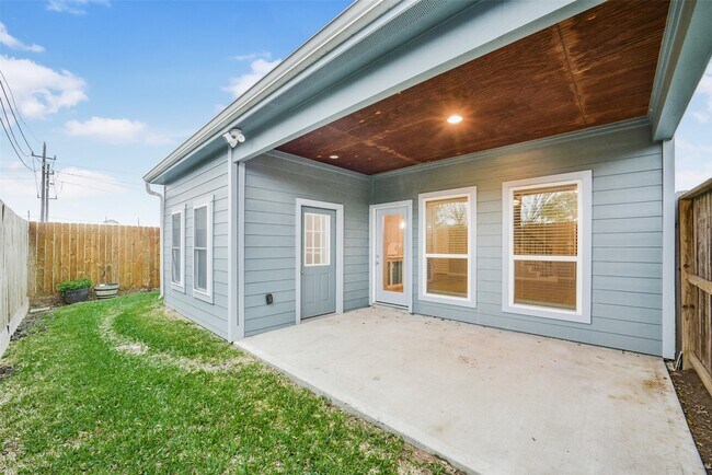 Building Photo - 10242 Bridgeland Ln