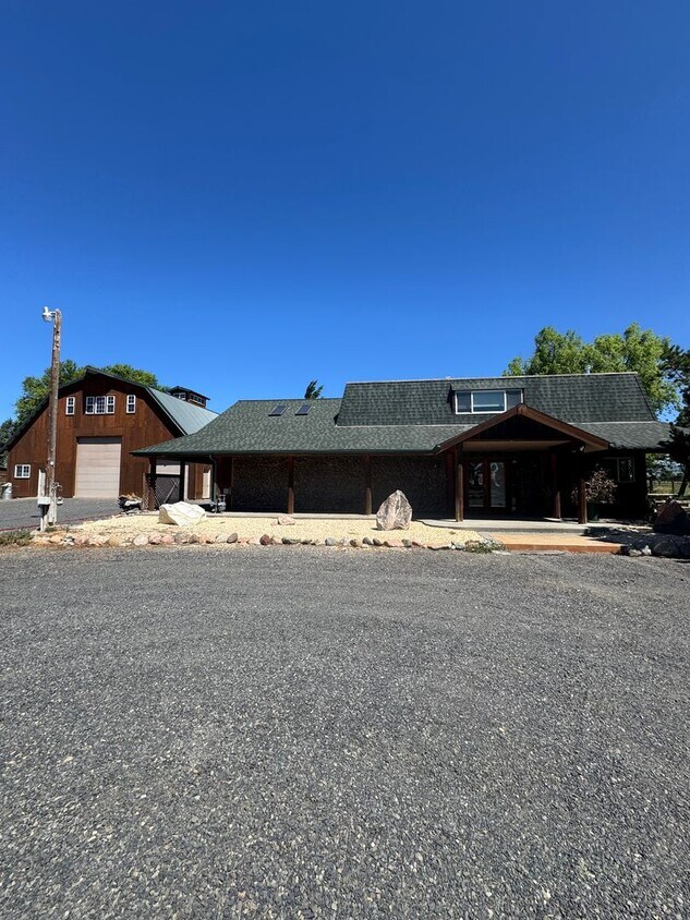 Foto principal - Idyllic 3bd, 2ba Retreat with Loft on 2+ A...