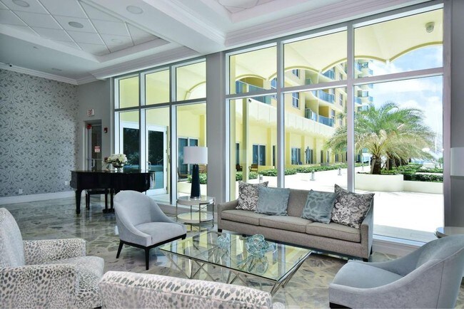 Salón Océano en el vestíbulo principal - 2501 S Ocean Dr