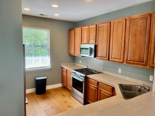 Foto del edificio - Spacious Move In Ready Townhome on Johns I...