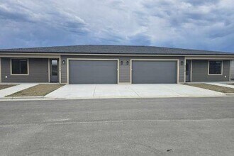 Building Photo - 4704 Pine Crest Dr