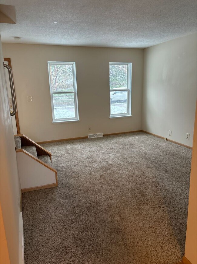 Foto del edificio - 2 Bedroom, 1.5 Bath Townhouse in Clinton, IA
