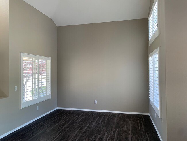 Foto del edificio - SHOWS LIKE A MODEL- IMMEDIATE MOVE-IN!!!